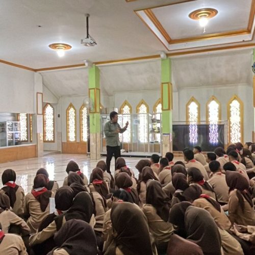 Serina Academy Goes to School: Kolaborasi SMB Telkom University dan Program Studi Teknik Logistik di SMA Negeri 1 Banjarnegara